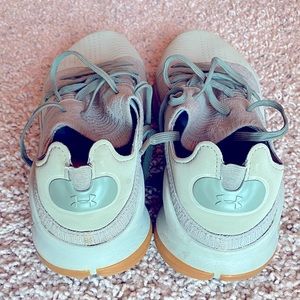 Under Armor basketball shoes ( Stefan Curry)